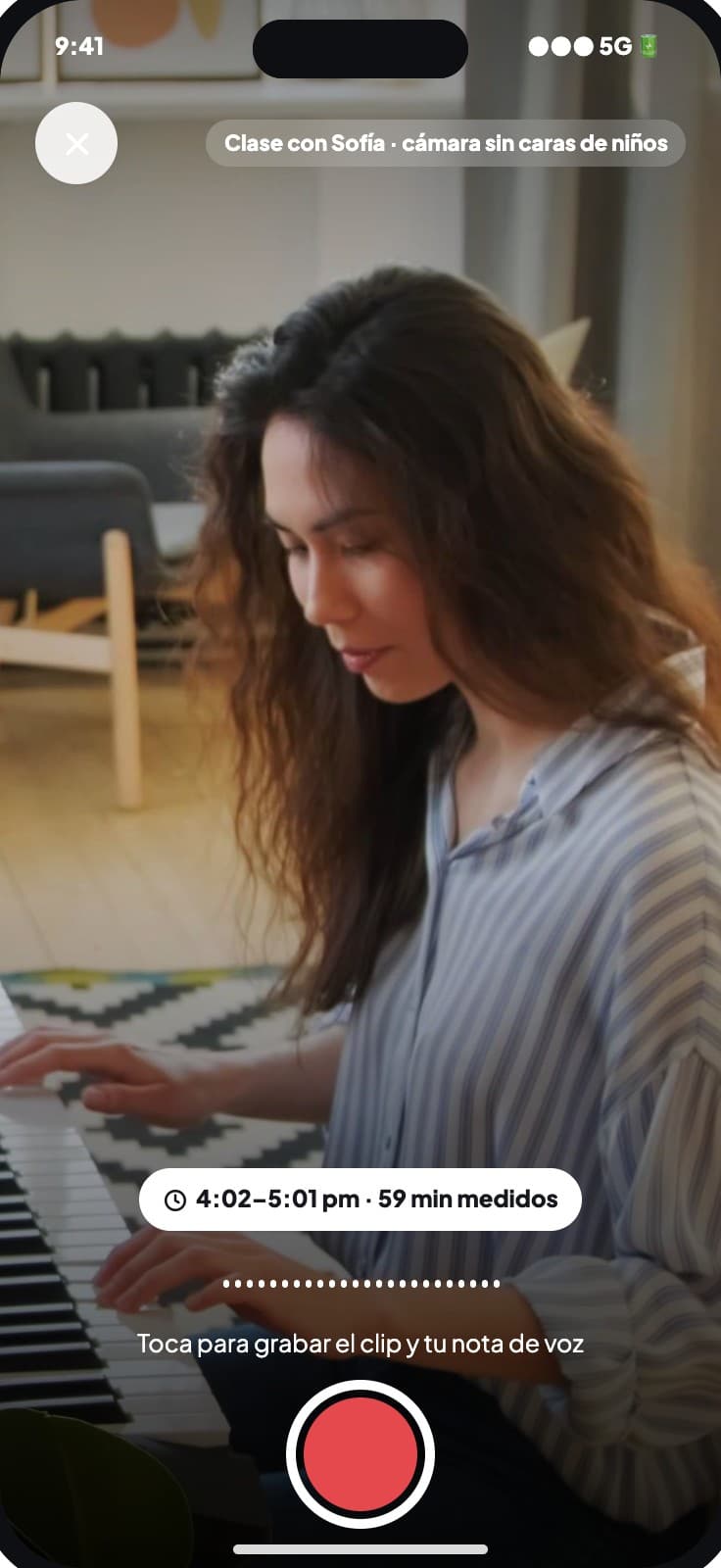 La instructora graba el clip y la nota de voz